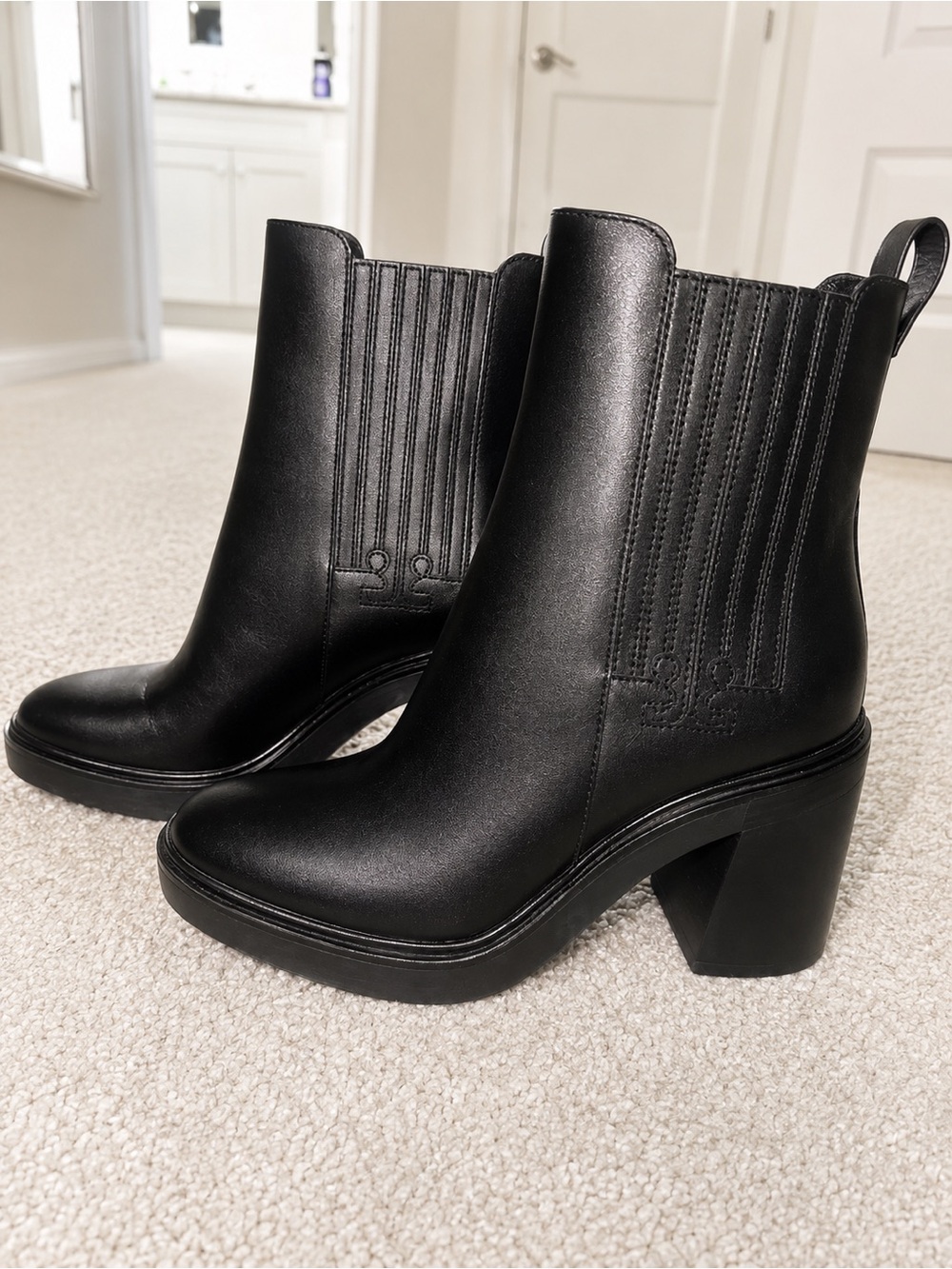 NWOT- Tory Burch T Chelsea Heeled Black Leather Ankle Boots 7.5